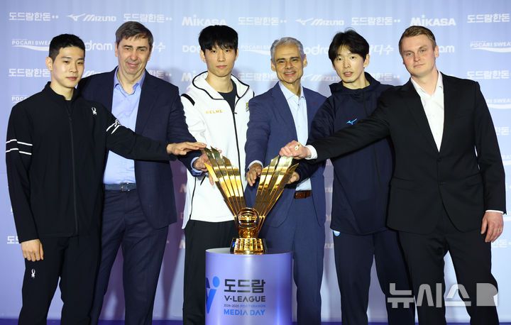 [서울=뉴시스] 황준선 기자 = 지난 21일 오후 서울 강남구 호텔 리베라에서 열린 도드람 2024~2025 V-리그 포스트시즌 미디어데이에서 남자부 포스트 시즌 진출팀 감독과 선수들이 기념촬영을 하고 있다.왼쪽부터 현대캐피탈 스카이 워커스의 황승빈과 필립 블랑 감독, KB손해보험 스타즈의 황택의와 레오나르도 아폰소 감독, 대한항공 점보스의 한선수와 토미 틸리카이넨 감독. 2025.03.21. hwang@newsis.com