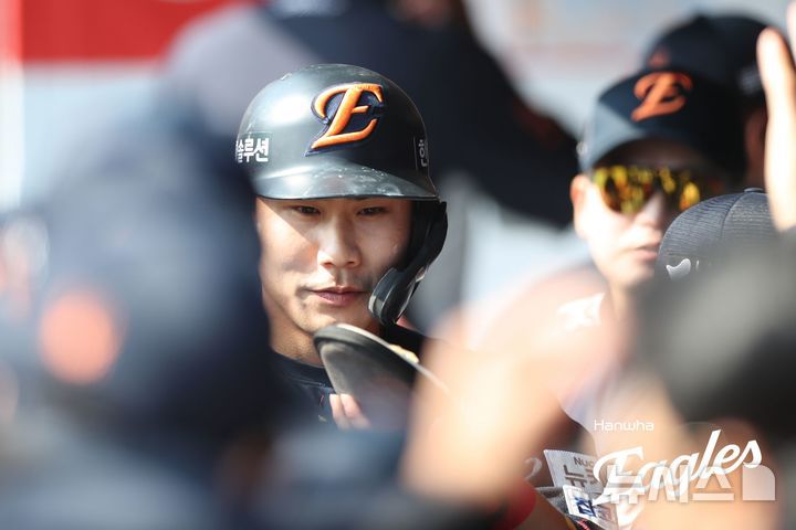 [서울=뉴시스] 프로야구 한화 이글스 심우준이 22일 수원 KT위즈파크에서 열린 2025 신한쏠뱅크 KBO리그 KT 위즈와의 개막전 3회 득점에 성공한 뒤 더그아웃에 들어서고 있다. (사진=한화 이글스 제공) 2025.03.22.