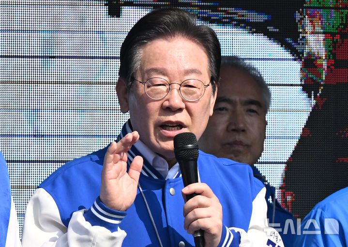 [담양=뉴시스] 김혜인 기자 = 이재명 더불어민주당 대표가 22일 오전 전남 담양군 담양중앙공원 이재종 담양군수 재선거 후보 지원 유세장을 찾아 발언하고 있다. 2025.03.22. hyein0342@newsis.com