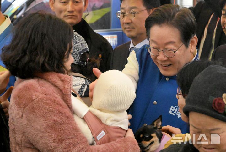 [담양=뉴시스] 김혜인 기자 = 이재명 더불어민주당 대표가 이재종 담양군수 재선거 후보와 22일 오전 전남 담양군 담양시장을 찾아 상인과 지지자들을 만나 지지를 호소하고 있다. 2025.03.22. hyein0342@newsis.com
