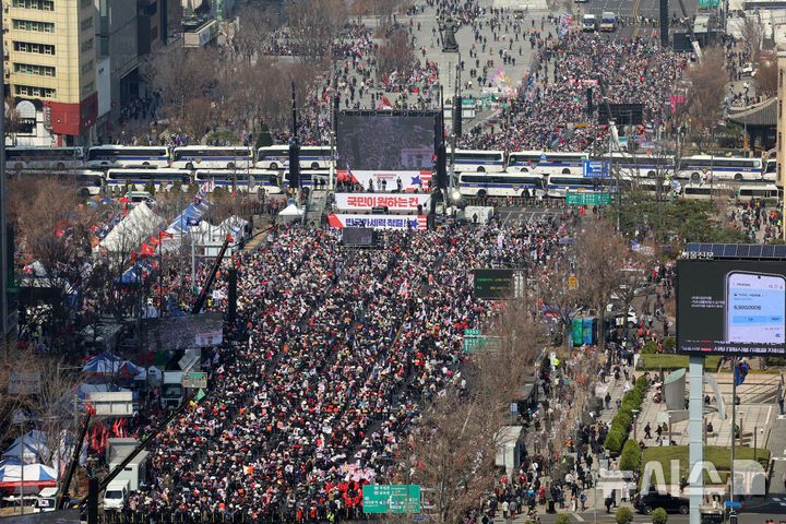 [서울=뉴시스] 이영환 기자 = 윤석열 대통령 탄핵을 반대하는 시민들이 22일 오후 서울 중구 세종대로에서 탄핵 반대 집회를 하고 있다. 2025.03.22. 20hwan@newsis.com