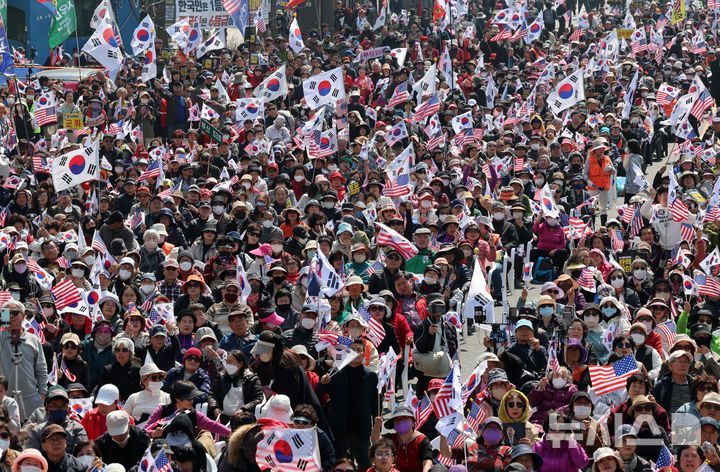 [서울=뉴시스] 이영환 기자 = 윤석열 대통령 탄핵을 반대하는 시민들이 22일 오후 서울 중구 세종대로에서 탄핵 반대 집회를 하고 있다. 2025.03.22. 20hwan@newsis.com