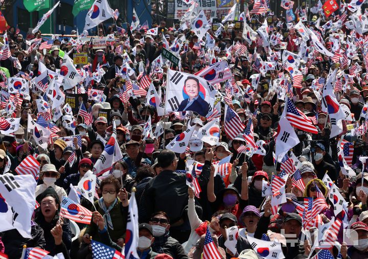[서울=뉴시스] 이영환 기자 = 윤석열 대통령 탄핵을 반대하는 시민들이 22일 오후 서울 중구 세종대로에서 탄핵 반대 집회를 하고 있다. 2025.03.22. 20hwan@newsis.com