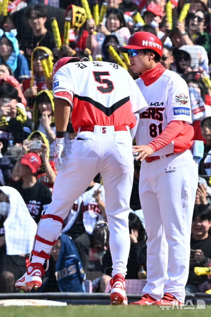 [광주=뉴시스] 이영주 기자 = 22일 오후 광주 북구 광주-기아챔피언스필드에서 열린 2025 신한 쏠뱅크 KBO 리그 개막전 NC다이노스 대 KIA타이거즈의 경기, 3회 말 1사 주자 없음 상황에서 KIA 김도영이 안타를 친 뒤 1루에서 왼쪽 다리 통증을 호소하고 있다. 2025.03.22. leeyj2578@newsis.com