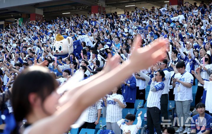 [대구=뉴시스] 이무열 기자 = 22일 대구 수성구 삼성라이온즈파크에서 열린 2025 신한 SOL 뱅크 KBO 리그 키움 히어로즈와 삼성 라이온즈의 개막전 경기에서 관중들이 열띤 응원을 하고 있다. 2025.03.22. lmy@newsis.com