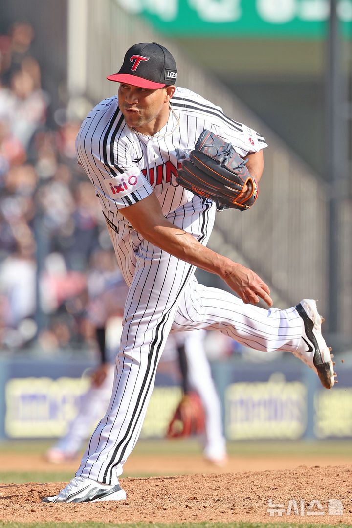 [서울=뉴시스] 김금보 기자 = 22일 서울 송파구 잠실야구장에서 열린 프로야구 2025 KBO리그 개막전 롯데 자이언츠 대 LG 트윈스의 경기, 6회초 LG 선발 치리노스가 역투하고 있다. 2025.03.22. kgb@newsis.com