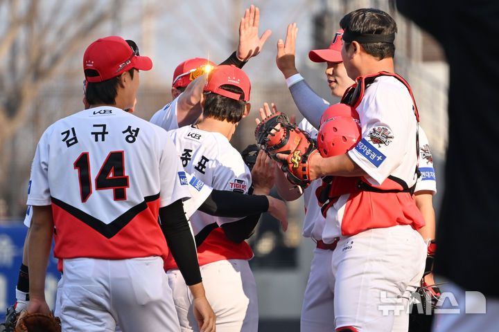 [광주=뉴시스] 이영주 기자 = 22일 오후 광주 북구 광주-기아챔피언스필드에서 열린 2025 신한 쏠뱅크 KBO 리그 개막전 NC다이노스 대 KIA타이거즈의 경기, 9-2로 승리한 KIA 선수들이 자축하고 있다. 2025.03.22. leeyj2578@newsis.com