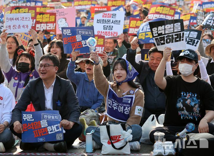 [서울=뉴시스] 이영환 기자 = 윤석열 대통령 탄핵을 촉구하는 시민들이 22일 오후 서울 종로구 광화문 동십자각 일대에서 탄핵 촉구 집회를 하고 있다. 2025.03.22. 20hwan@newsis.com