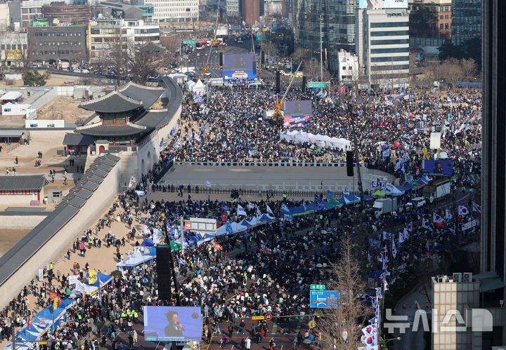 [서울=뉴시스] 이영환 기자 = 윤석열 대통령 탄핵을 촉구하는 시민들이 22일 오후 서울 종로구 광화문 동십자각 일대에서 탄핵 촉구 집회를 하고 있다. 2025.03.22. 20hwan@newsis.com