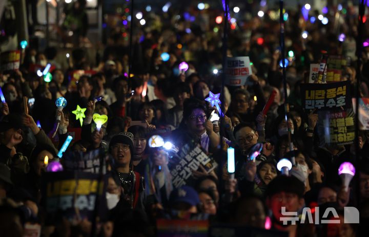 [서울=뉴시스] 이영환 기자 = 윤석열 대통령 탄핵을 촉구하는 시민들이 22일 오후 서울 종로구 광화문 서십자각터 인근에서 구호를 외치고 있다. 2025.03.22. 20hwan@newsis.com