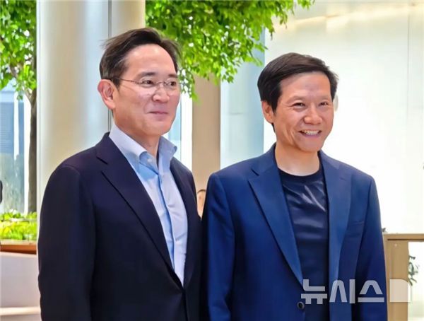 [서울=뉴시스]이재용 삼성전자 회장이 중국 베이징에서 개막하는 고위급 발전 포럼에 참석 차 중국을 방문해 샤오미 레이쥔 최고경영자(CEO)와 만남을 가졌다. (사진=웨이보 캡쳐) photo@newsis.com