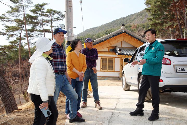 [밀양=뉴시스] 안병구 경남 밀양시장이 전국에서 대형산불이 동시다발적으로 발생함에 따라 상동면 산불 취약지를 방문해 시민들에게 산불 예방을 당부하고 있다. (사진=밀양시 제공) 2025.03.23. photo@newsis.com *재판매 및 DB 금지