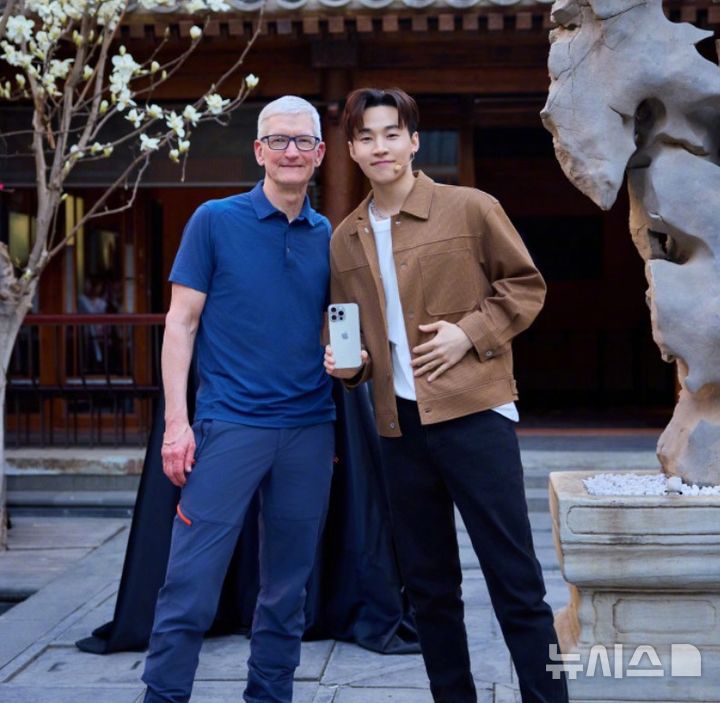 [서울=뉴시스]애플 CEO 팀 쿡, 가수 헨리와 사진 촬영 (사진 = 헨리 SNS 캡처)