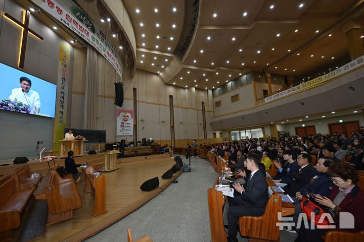 [광주=뉴시스] 박기웅 기자 = 23일 오후 광주 서구 안디옥교회에서 광주보수정당시민사회단체연석회의와 안디옥교회 주관으로 열린 '대통령 탄핵반대 광주·전남 애국시민 총궐기집회'에서 전한길 역사강사가 발언을 하고 있다. 2025.03.23. pboxer@newsis.com