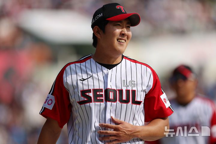 [서울=뉴시스] 김명년 기자 = 23일 오후 서울 송파구 잠실야구장에서 열린 프로야구 2025 KBO리그 롯데 자이언츠 대 LG 트윈스의 경기, 4회초 LG 선발 손주영이 삼자범퇴로 이닝을 마친 후 환하게 웃고 있다. 2025.03.23. kmn@newsis.com