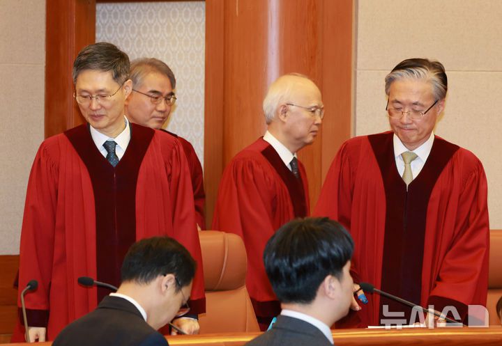 [서울=뉴시스] 황준선 기자 = 한덕수 국무총리의 탄핵심판 선고 날인 24일 서울 종로구 헌법재판소 대심판정에 문형배 헌법재판소장 권한대행을 비롯한 재판관들이 입장하고 있다. (공동취재) 2025.03.24. photo@newsis.com