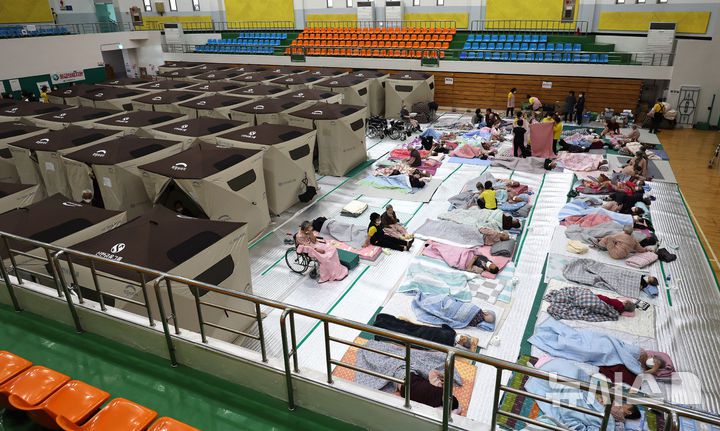 [의성=뉴시스] 이무열 기자 = 경북 의성군 산불 발생 사흘째인 24일 의성실내체육관에 마련된 임시 대피소에 이재민들이 휴식을 취하고 있다. 2025.03.24. lmy@newsis.com
