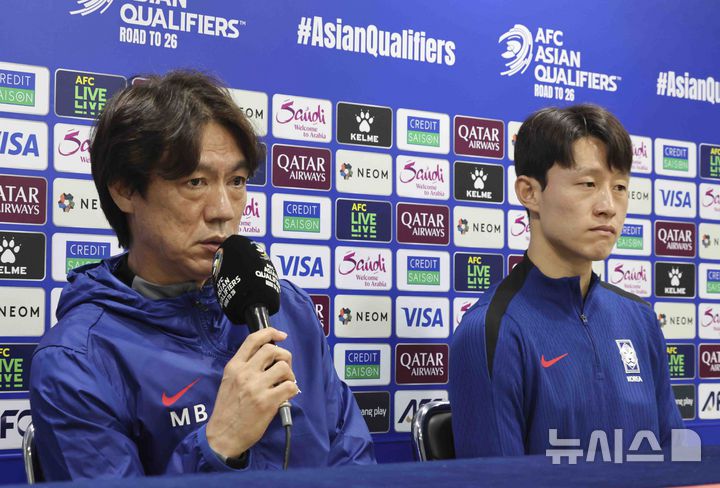 [수원=뉴시스] 김근수 기자 = 홍명보 대한민국 축구 국가대표팀 감독이 24일 경기 수원월드컵경기장에서 북중미 월드컵 아시아 3차예선 요르단전을 앞두고 공식 기자회견을 하고 있다. 2025.03.24. ks@newsis.com