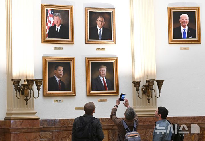 [덴버=AP/뉴시스] 콜로라도 주 의사당에 걸려 있는 대통령 초상화들 중 오바마 대통령과 나란히 걸린 트럼프 초상화.  트럼프의 "고의로 왜곡했다"는 평에 곧 철거될 운명에 처했다. 2025. 03. 25.