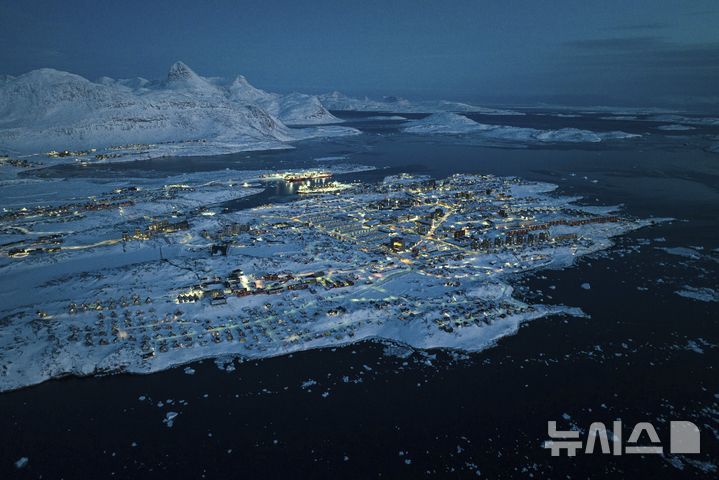 [누크(그린란드)=AP/뉴시스]지난 3월7일 그린란드 수도 누크의 바다 입구 해안의 집들이 눈으로 덮여 있는 광경.  그린란드를 합병하려는 트럼프 미국대통령의 위협에 맞서 마크롱 프랑스 대통령이 6월 16일 이곳을 방문, 자치령 총리와 덴마크 총리와 함께 3자 회담을 하기로 했다고 ㄹ 몽드지가 6월 7일 보도했다.  2025.06.08.
