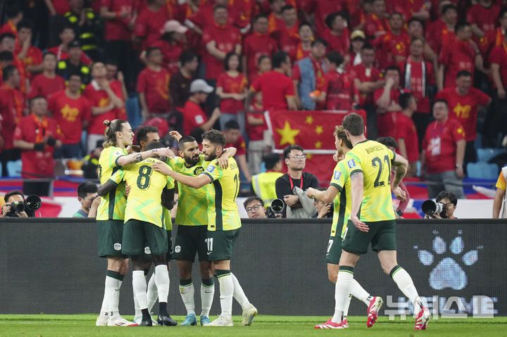 [항저우=AP/뉴시스] 호주 선수들이 25일(현지 시간) 중국 저장성 항저우 올림픽 스포츠센터 경기장에서 열린 2026 국제축구연맹(FIFA) 북중미 월드컵 아시아 지역 3차 예선 C조 8차전 중국과 경기 전반 29분 니산 벨루필라이의 추가 골에 기뻐하고 있다. 호주가 2-0으로 앞서며 전반을 마쳤다. 2025.03.25.
