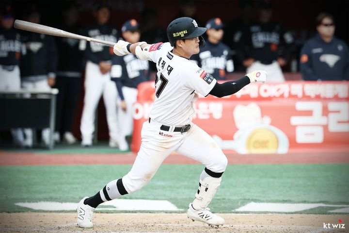[서울=뉴시스] 프로야구 KT 위즈 배정대가 지난 3월23일 수원KT위즈파크에서 열린 2025 신한 쏠뱅크 KBO리그 한화 이글스와의 경기에 끝내기 안타을 치고 있다. (사진=KT 위즈 제공) 2025.03.23. *재판매 및 DB 금지