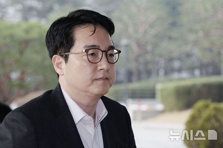 [서울=뉴시스] 최동준 기자 = 심우정 검찰총장이 25일 서울 서초구 대검찰청으로 출근하고 있다.한정애 더불어민주당 의원은 심 총장 자녀에 대한 특혜 채용 의혹을 제기했고 이에 대해 외교부는 채용 절차가 공정하게 진행됐다고 해명했다. 2025.03.25. photocdj@newsis.com