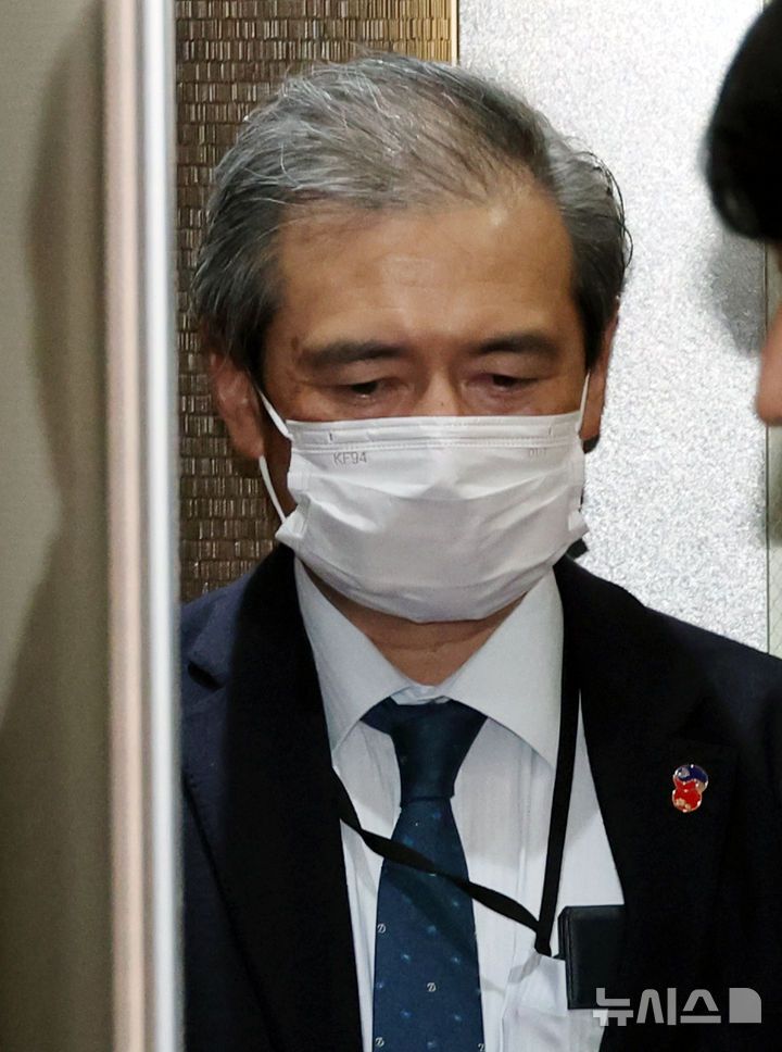 [서울=뉴시스] 김명원 기자 = 일본 사회과 교과서 상당수에 독도가 일본 고유 영토라는 억지 주장이 담긴 내용이 발표된 가운데 미바에 다이스케 주한 일본대사관 총괄공사가 25일 서울 종로구 외교부에 초치되어 들어서며 엘리베이터에 오르고 있다. 2025.03.25. kmx1105@newsis.com