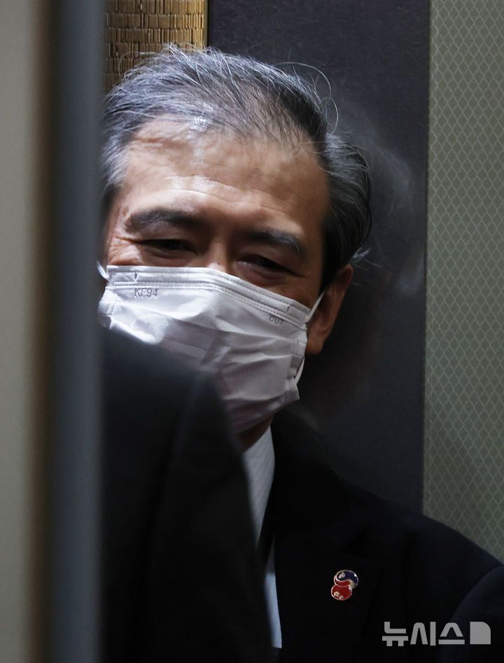 [서울=뉴시스] 김명원 기자 = 일본 사회과 교과서 상당수에 독도가 일본 고유 영토라는 억지 주장이 담긴 내용이 발표된 가운데 미바에 다이스케 주한 일본대사관 총괄공사가 25일 서울 종로구 외교부에 초치되어 들어서며 엘리베이터에 오르고 있다. 2025.03.25. kmx1105@newsis.com