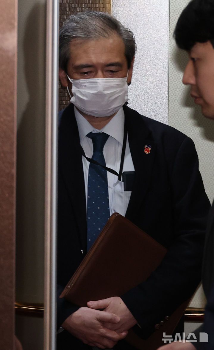 [서울=뉴시스] 김명원 기자 = 일본 사회과 교과서 상당수에 독도가 일본 고유 영토라는 억지 주장이 담긴 내용이 발표된 가운데 미바에 다이스케 주한 일본대사관 총괄공사가 25일 서울 종로구 외교부에 초치되어 들어서며 엘리베이터에 오르고 있다. 2025.03.25. kmx1105@newsis.com