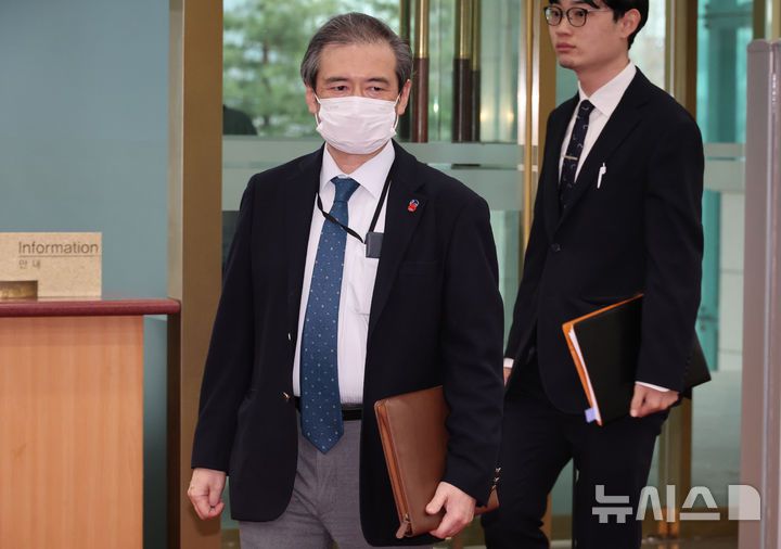 [서울=뉴시스] 김명원 기자 = 일본 사회과 교과서 상당수에 독도가 일본 고유 영토라는 억지 주장이 담긴 내용이 발표된 가운데 미바에 다이스케 주한 일본대사관 총괄공사가 25일 서울 종로구 외교부에 초치되어 들어서고 있다. 2025.03.25. kmx1105@newsis.com