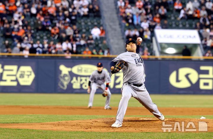 [서울=뉴시스] 박주성 기자 = 25일 오후 서울 송파구 잠실야구장에서 열린 프로야구 2025 KBO리그 한화 이글스 대 LG 트윈스의 경기, 한화 선발 류현진이 역투하고 있다. 2025.03.25. park7691@newsis.com