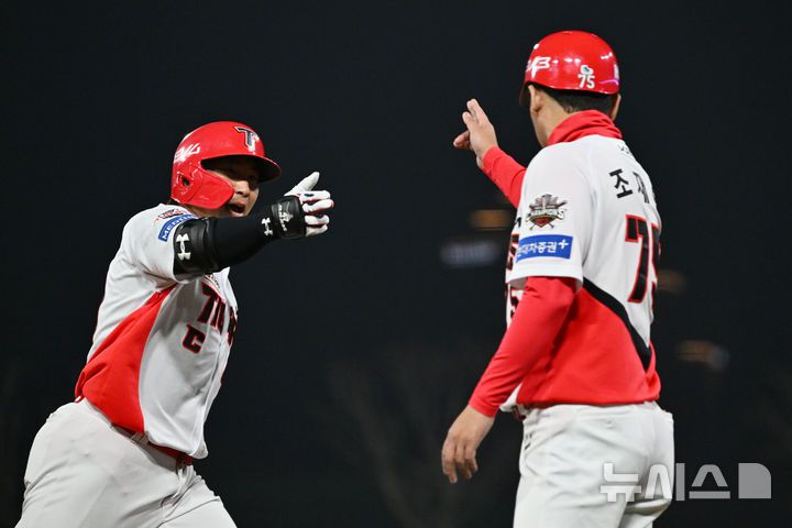 [광주=뉴시스] 이영주 기자 = 25일 오후 광주 북구 광주-기아챔피언스필드에서 열린 2025 신한 쏠뱅크 KBO 리그 키움히어로즈 대 KIA타이거즈의 경기, 3회 말 1사 KIA 나성범이 연타석 홈런을 날리고 세리머니하고 있다. 2025.03.25.leeyj2578@newsis.com