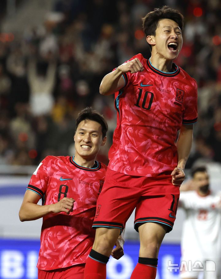 [수원=뉴시스] 정병혁 기자 = 25일 경기 수원시 수원월드컵경기장에서 열린 2026 국제축구연맹(FIFA) 북중미 월드컵 아시아 지역 3차 예선 B조 8차전 대한민국과 요르단의 경기, 대한민국 이재성이 골을 넣은 뒤 기뻐하고 있다. 2025.03.25. jhope@newsis.com