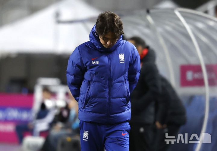 [수원=뉴시스] 정병혁 기자 = 25일 경기 수원시 수원월드컵경기장에서 열린 2026 국제축구연맹(FIFA) 북중미 월드컵 아시아 지역 3차 예선 B조 8차전 대한민국과 요르단의 경기, 대한민국 홍명보 감독이 고개를 숙이고 있다. 2025.03.25. jhope@newsis.com
