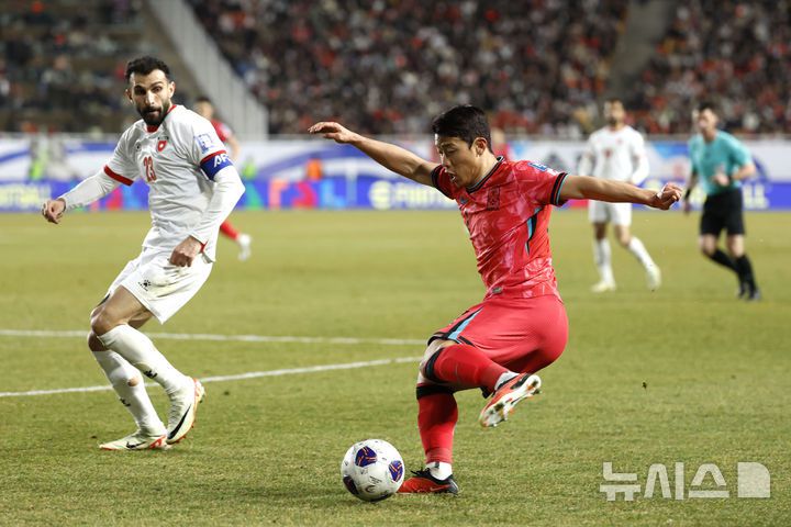[수원=뉴시스] 정병혁 기자 = 25일 경기 수원시 수원월드컵경기장에서 열린 2026 국제축구연맹(FIFA) 북중미 월드컵 아시아 지역 3차 예선 B조 8차전 대한민국과 요르단의 경기, 대한민국 황희찬이 돌파하고 있다.2025.03.25. jhope@newsis.com