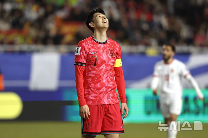 [수원=뉴시스] 정병혁 기자 = 25일 경기 수원시 수원월드컵경기장에서 열린 2026 국제축구연맹(FIFA) 북중미 월드컵 아시아 지역 3차 예선 B조 8차전 대한민국과 요르단의 경기, 대한민국 손흥민이 아쉬워하고 있다.2025.03.25. jhope@newsis.com