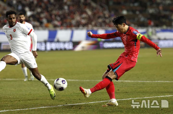 [수원=뉴시스] 정병혁 기자 = 25일 경기 수원시 수원월드컵경기장에서 열린 2026 국제축구연맹(FIFA) 북중미 월드컵 아시아 지역 3차 예선 B조 8차전 대한민국과 요르단의 경기, 대한민국 손흥민이 슛을 하고 있다.2025.03.25. jhope@newsis.com