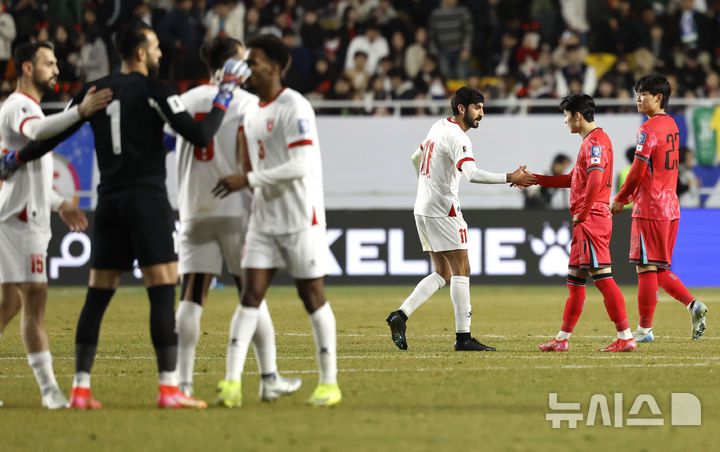 [수원=뉴시스] 정병혁 기자 = 25일 경기 수원시 수원월드컵경기장에서 열린 2026 국제축구연맹(FIFA) 북중미 월드컵 아시아 지역 3차 예선 B조 8차전 대한민국과 요르단의 경기, 1-1로 무승부를 거둔 대한민국 선수들이 서로 격려하고 있다. 2025.03.25. jhope@newsis.com