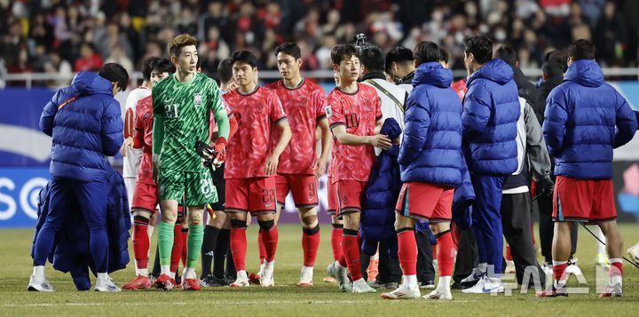 [수원=뉴시스] 정병혁 기자 = 25일 경기 수원시 수원월드컵경기장에서 열린 2026 국제축구연맹(FIFA) 북중미 월드컵 아시아 지역 3차 예선 B조 8차전 대한민국과 요르단의 경기, 1-1로 무승부를 거둔 대한민국 선수들이 서로 격려하고 있다. 2025.03.25. jhope@newsis.com