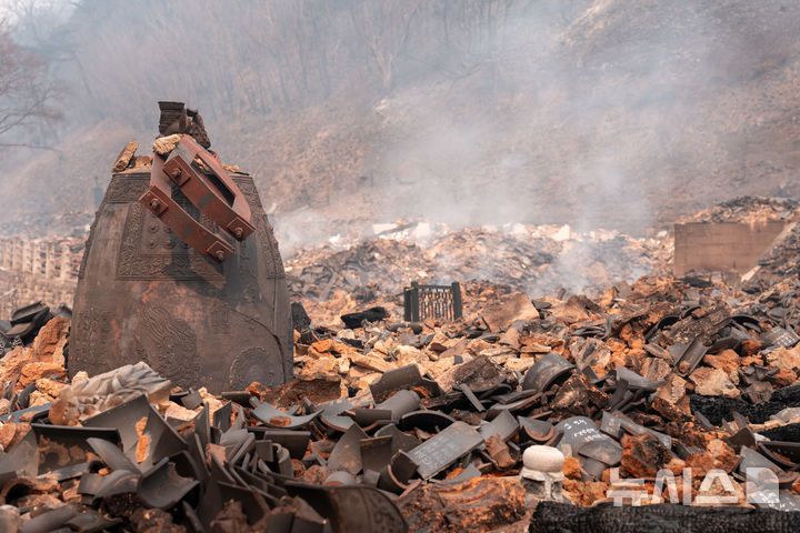 [의성=뉴시스] 김정화 기자 = 산불 발생 닷새째인 26일 경북 의성군 단촌면 구계리 고운사가 불에 탔다. 2025.03.26. jungk@newsis.com