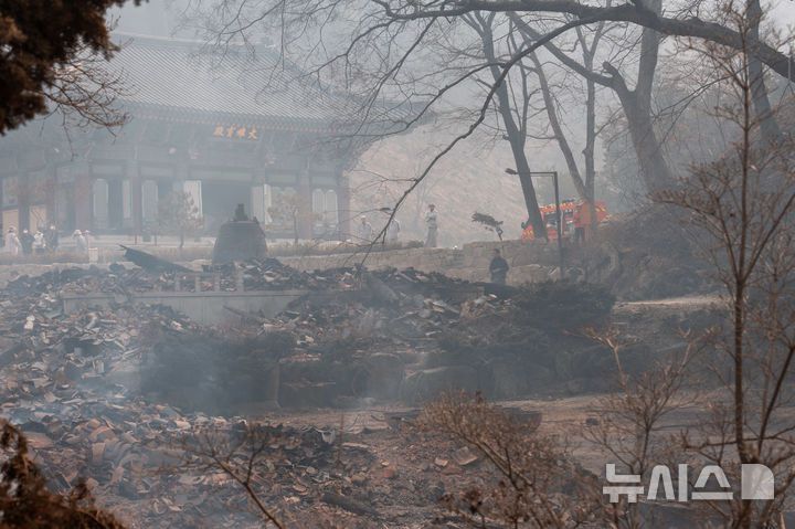 [의성=뉴시스] 김정화 기자 = 산불 발생 닷새째인 26일 경북 의성군 단촌면 구계리 고운사에서 관계자들이 잔해를 살펴보고 있다. 2025.03.26. jungk@newsis.com