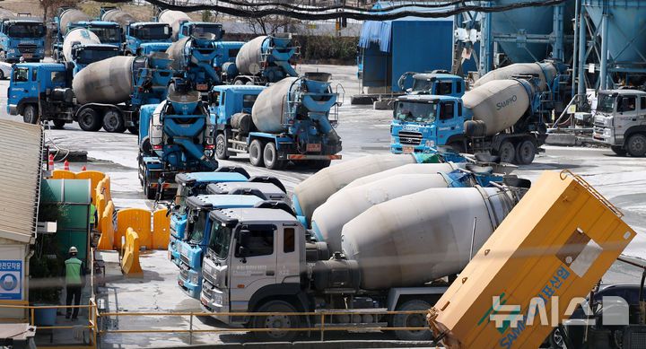 [서울=뉴시스] 추상철 기자 = 26일 오전 서울 시내 한 레미콘 공장에 일부 레미콘 차량이 멈춰 서 있다. 건설경기 침체가 장기화하면서 레미콘·시멘트 등 후방 산업이 휘청이고 있다. 대표적인 내수 산업인 시멘트는 수요가 줄면서 일부 생산라인 가동을 중단했고, 레미콘 공장 가동률은 역대 최저인 17%로 내려앉았다. 2025.03.26. scchoo@newsis.com