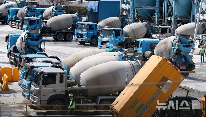[서울=뉴시스] 추상철 기자 = 26일 오전 서울 시내 한 레미콘 공장에 일부 레미콘 차량이 멈춰 서 있다.  2025.03.26. scchoo@newsis.com