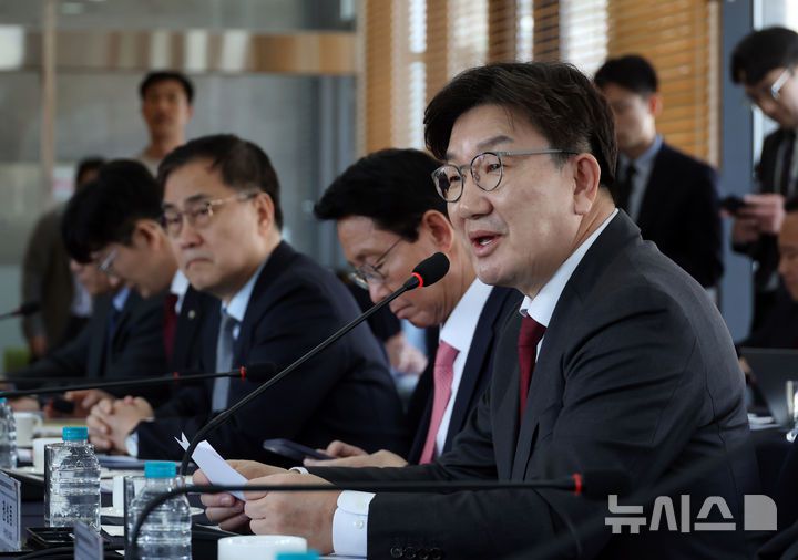 [대전=뉴시스] 고승민 기자 = 권성동 국민의힘 원내대표가 26일 대전 유성구 한국표준과학연구원에서 열린 기초과학 발전과 이공계 재도약을 위한 현장간담회에서 인사말을 하고 있다. 2025.03.26. kkssmm99@newsis.com