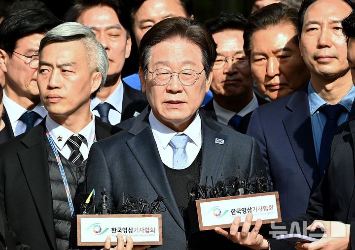 [서울=뉴시스] 사진공동취재단 = 이재명 더불어민주당 대표가 26일 서울 서초구 서울고등법원에서 열린 공직선거법 위반 혐의 항소심 선고 공판에서 무죄를 선고받은 뒤 소감을 밝히고 있다. 2025.03.26. photo@newsis.com