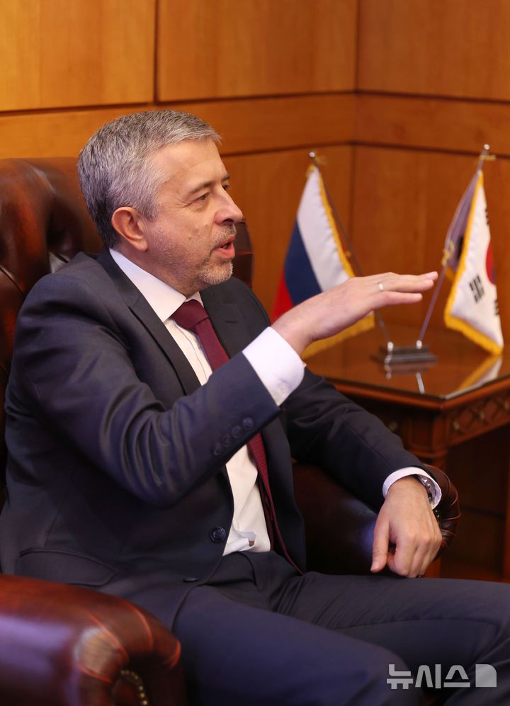 [서울=뉴시스] 김선웅 기자 = 게오르기 지노비예프 주한 러시아 대사가 26일 서울 중구 주한 러시아 대사관에서 뉴시스와 인터뷰를 하고 있다. 2025.03.28. mangusta@newsis.com