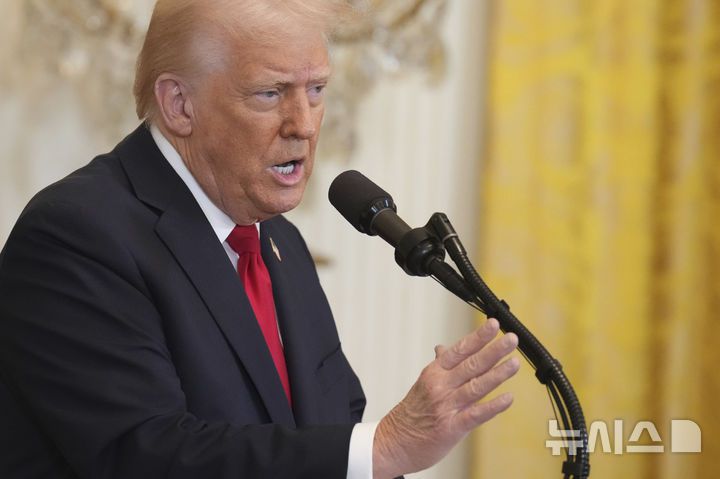 [워싱턴=AP/뉴시스]도널드 트럼프 미국 대통령이 26일(현지 시간) 백악관 이스트룸에서 열린 여성 역사의 달 행사에 참석해 축사를 하고 있다. 2025.03.27.