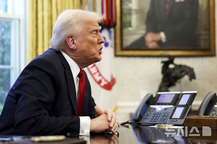 [워싱턴=AP/뉴시스] 도널드 트럼프 미국 대통령이 26일(현지 시간) 백악관 집무실에서 기자들에게 발언하고 있다. 트럼프 대통령은 해외에서 만들어진 자동차와 경트럭에 25% 관세를 부과한다는 포고문에 서명했다. 관세는 4월 2일부터 발효되고, 이튿날인 3일부터 징수가 시작된다고 트럼프 대통령은 설명했다. 2025.03.27.