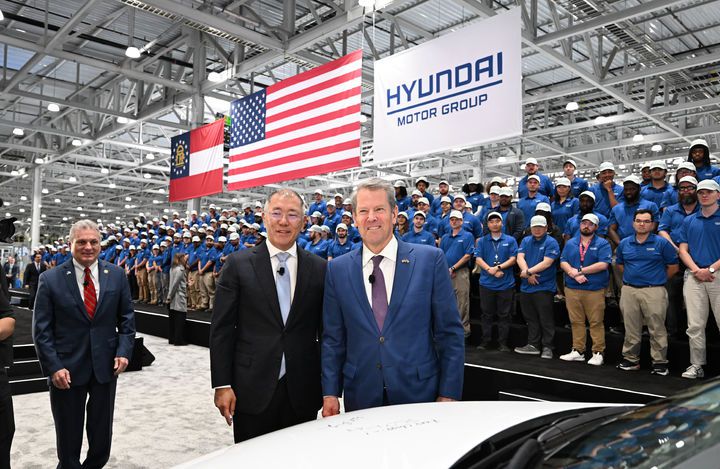 [엘라벨(미 조지아)=뉴시스] 26일(현지시간) 미국 조지아주 HMGMA 근로자 ‘메타프로(Meta Pros)’들이 지켜보는 가운데 정의선 현대차그룹 회장(오른쪽)과 브라이언 켐프(Brian P. Kemp) 조지아 주지사가 셀카를 촬영하고 있는 모습 (사진=현대차그룹) *재판매 및 DB 금지